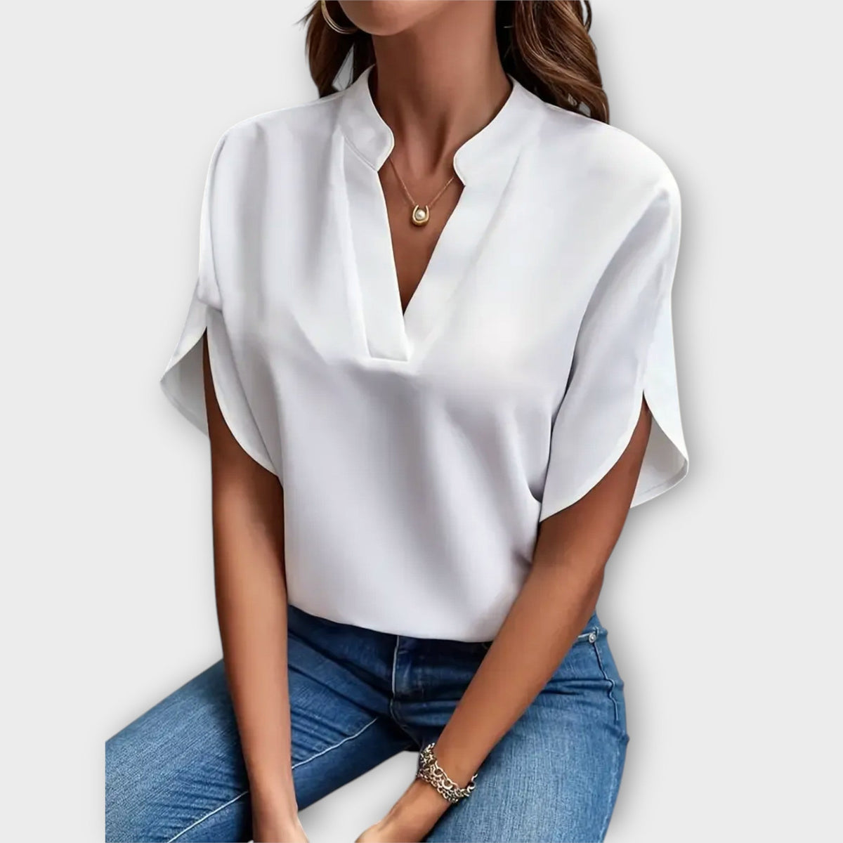 Blusa blanca de cuello en V y corte fluido