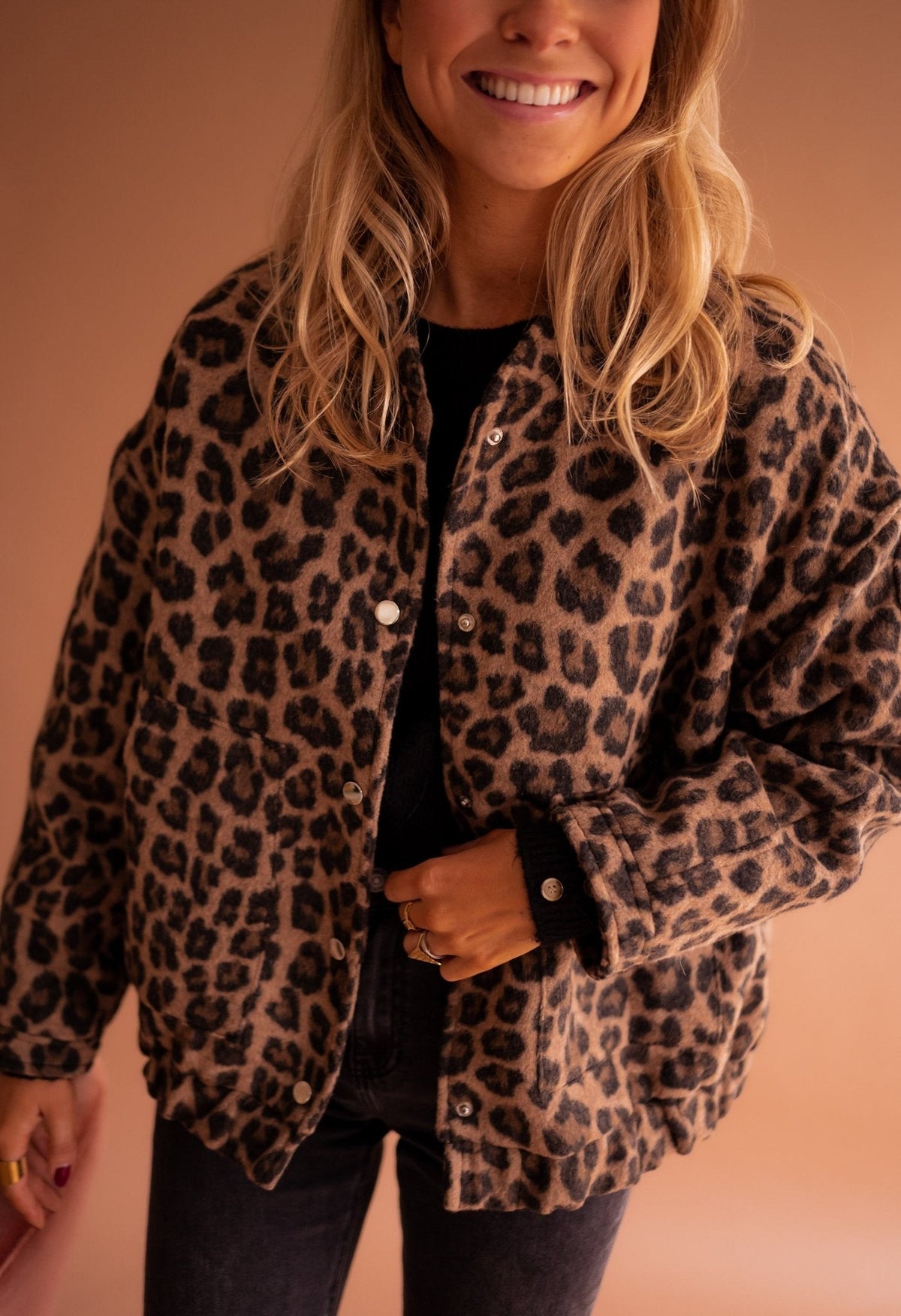Chaqueta corta con estampado leopardo
