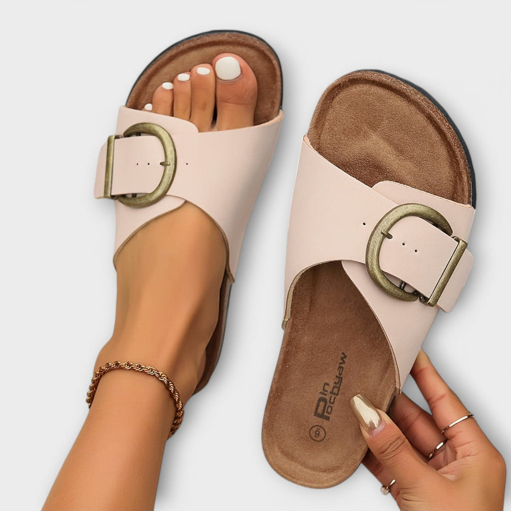 Sandalia beige con plantilla ergonómica y hebilla